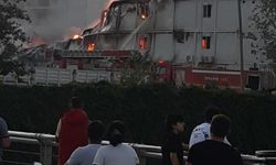 İşçilerin kaldığı prefabrik yatakhane alevlere teslim oldu