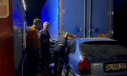 Otomobil kamyona ok gibi saplandı! Can pazarı: 1 ölü, 1 yaralı