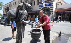 Gaziantep'te sıcaktan bunalan vatandaşlar çeşme başında serinledi!