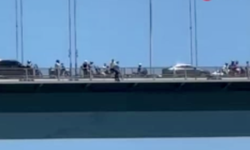 15 Temmuz Şehitler Köprüsü'nden atlayan bir kişi hayatını kaybetti... O anlar kamerada