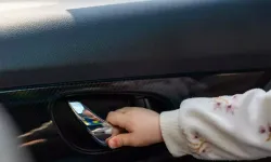Araçta bırakılan çocuklar tehlikeyle karşı karşıya!