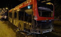 Kontrolden çıkan beton mikseri trambüse çarptı: Yaralılar var