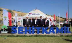 Şehitkamil Belediyesi Ahlat’ta otağ kurdu