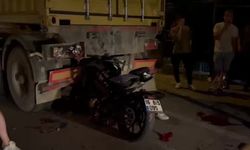 Feci kaza! Motosiklet tıra ok gibi saplandı