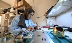 Bilgisayar tamircisi kadın, mesleği stajyerlere öğretiyor
