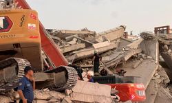 Bina yıkımı sırasında iş makinası operatörü göçük altında kaldı