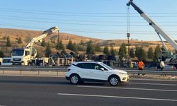 Beton mikseri otomobilin üzerine devrildi! Yaralılar var