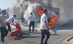 Havalimanında park halindeki minibüs alevlere teslim oldu