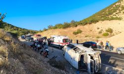 Antepfıstığı toplamaya giden işçileri taşıyan minibüs devrildi: Çok sayıda yaralı