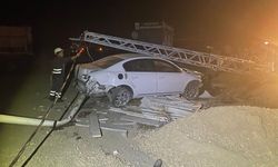 Elektrik direğine çarpan aracın motoru yerinden fırladı