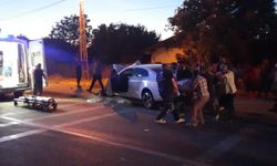 Feci kaza! Otomobil ile traktör çarpıştı: Yaralılar var