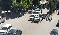 Kombi tartışması hastanede bitti: 5 kişi kiracıyı cadde ortasında sopalarla dövdü