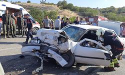 Feci kaza! İki araç kafa kafaya çarpıştı: Ölü ve yaralılar var