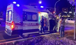 Ambulans otomobille çarpıştı: 3 yaralı