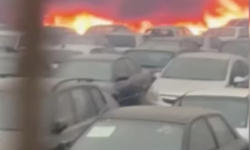 Yunanistan’da orman yangını şehire ulaştı: Otoparkındaki 550 araç yandı