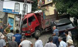 Korkunç kaza! Kontrolden çıkan kamyon elektrik direğine çarptı!