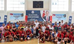Gaziantep’te binlerce öğrenciye hediye dağıtıldı!