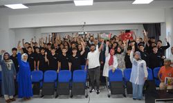 Öğrenciler, SUMUD Filosu’nda yer alan Gazeteci  Yaşar Yavuz ile canlı bağlantı kurdu