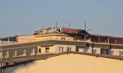 Gaziantep’te faciadan kıl payı! Depremde hasar gören binanın çatısı uçtu!