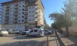 Gaziantep'te şiddetli fırtına hasarlı binanın çatısını uçurdu