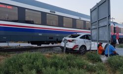 Yolcu treni otomobile çarptı!