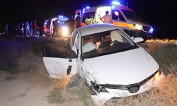Feci kaza! Otomobil, ticari araca çarptı: Yaralılar var