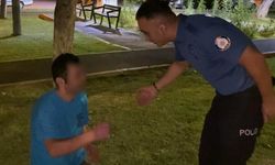 Parkta sızdı, kendisini uyandıran polise bakın ne yaptı! (VİDEO HABER)