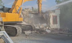 Gaziantep'te depremden etkilenen orta hasarlı yapıların yıkımına başlandı