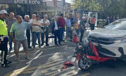 İki otomobilin arasında kağıt gibi ezildi! 2 kişi kazayı yaralı atlattı