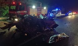 Otoyolda feci kaza! Araçtan geriye hurda yığını kaldı…