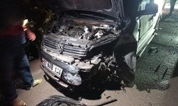 Gaziantep'te hafif ticari araç ile otomobil çarpıştı
