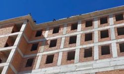 Gaziantep’te yürekleri ağızlara getiren eylem! Maaşlarını alamayan işçiler çatıya çıktı…