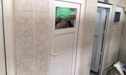 Madde krizine giren kişi caminin tuvalet camlarını parçaladı
