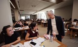 Tahmazoğlu, Şahinbey Millet Kütüphanesi’nde öğrencileri ziyaret etti