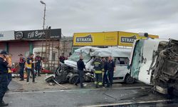 Korkunç kaza! Kamyonet ile minibüs çarpıştı! Ölü ve yaralılar var...