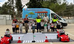 Gaziantep'te öğrencilere trafik kuralları anlatıldı! Çeşitli hediyeler verildi