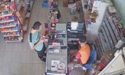 Market çalışanını oyladı, kaşla göz arasında hırsızlık yaptı! İşte o anlar
