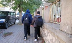 Ağır okul çantalarına dikkat! Skolyoz riskini artırıyor