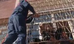 Evindeki demir parmaklıklara kolu sıkışan engelli vatandaşı itfaiye kurtardı