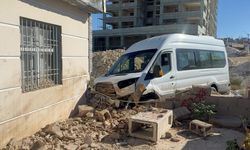 Gaziantep'te kazadan kaçmaya çalışan servis eve çarptı: 3 yaralı