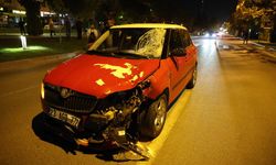 Feci kaza! Otomobil yayalara çarptı: Yaralılar var