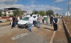 Gaziantep - Hatay yolunda 2 otomobil çarpıştı!