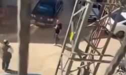 Elindeki tüfekle, "Kim hırsız" diye bağırıp havaya ateş açtı (VİDEO HABER)