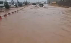 Gaziantep’te şiddetli sağanak hayatı felç etti: Yollar göle döndü!