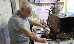 Gaziantep’te Tarihi Bakırcılar Çarşısı'nın yarım asırlık çaycısı! 50 yıldır mesleğini severek sürdürüyor