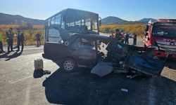 Tarım işçilerini taşıyan midibüs otomobille çarpıştı: Çok sayıda ölü ve yaralı var!
