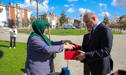 Sosyal deney milyonların kalbine dokundu! Türk bayrağını yere düşürmemek için gösterdiği duyarlılık yürekleri ısıttı