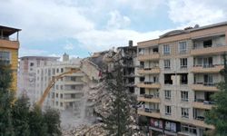 Gaziantep’te depremin izleri siliniyor! Ağır hasarlı binalar yıkılıyor