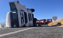 Gaziantep istikametinden Şanlıurfa yönüne gidiyordu! Tekstil hammaddesi yüklü tır devrildi: D-400 karayolu trafiğe kapat