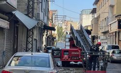 Gaziantep’te faciadan kıl payı! Balkon çöktü, araç perte çıktı!